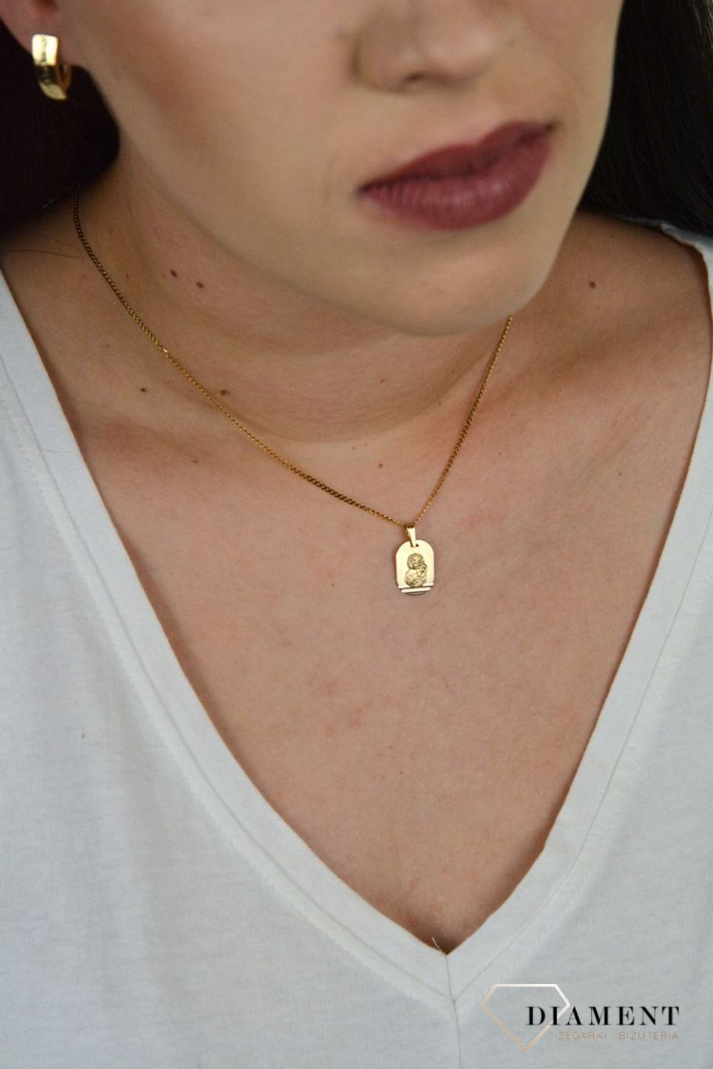 Złoty, owalny medalik z wizerunkiem Matki Boskiej Częstochowskiej. ZA 6058B.jpg